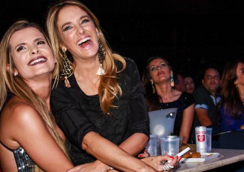   Solteira, Ticiane curte show de Zezé Di Camargo & Luciano no colo da amiga